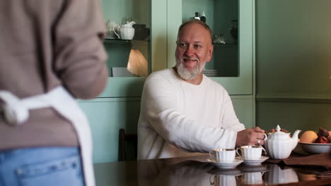 pareja tomando té en casa