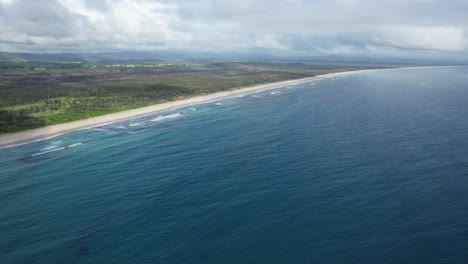 Tranquilo-Paisaje-Marino-De-La-Playa-De-Pertenencia-En-Byron-Bay,-Nueva-Gales-Del-Sur,-Australia---Panorámica-Aérea