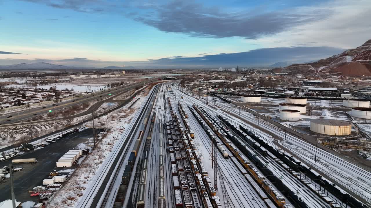 노스 솔트 레이크 유타의 철로 위로 항공 촬영 - 트럭 왼쪽 및 패닝 운동