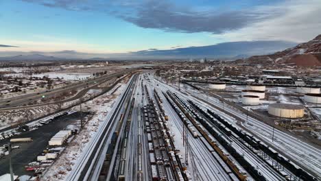 toma aérea sobre los ferrocarriles en el lago salado del norte de utah - camión a la izquierda y movimiento panorámico