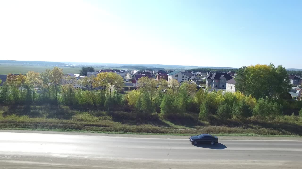 집 과 가을 나무 가 있는 시골 도로