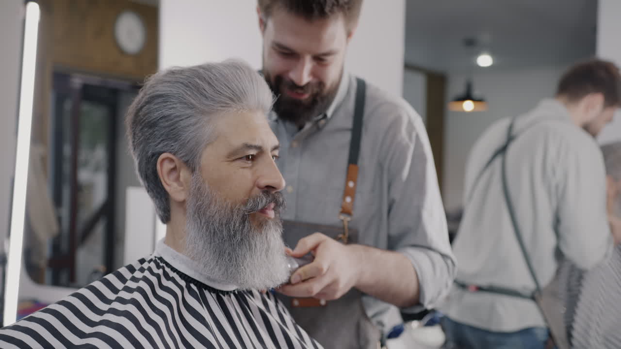 un hombre se corta el cabello en la barbería.
