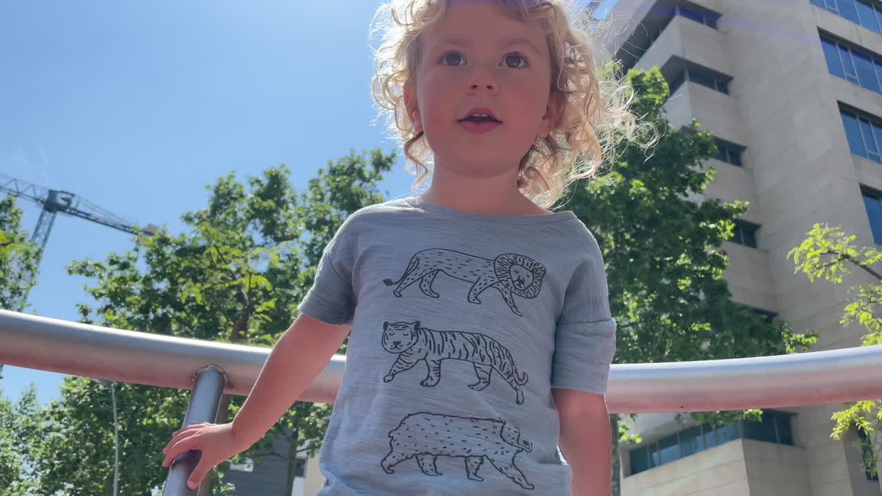 niña pequeña girando en la rotonda