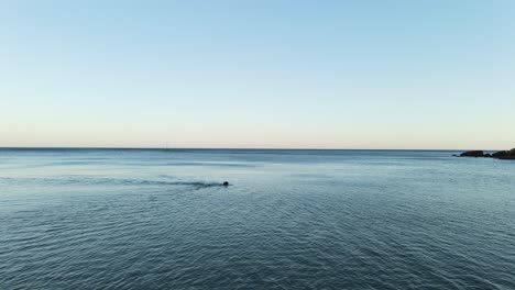 Imágenes-Aéreas-De-Un-Hombre-Nadando-En-El-Océano-Atlántico