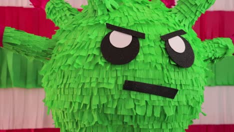 virus piñata mexicana. artesanía. pandemia de covid-19. panorámica