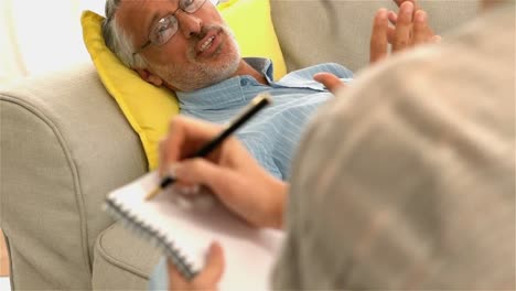 Worried-patient-talking-with-female-doctor