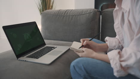 laptop with mockup green screen 1