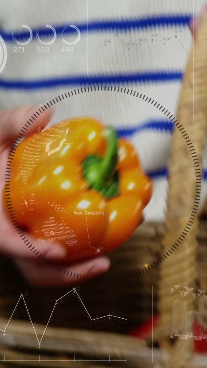 Hænder rækker ud, mand placerer orange peberfrugt i fletkurv til udstilling af produkter, HUD annoterer.
