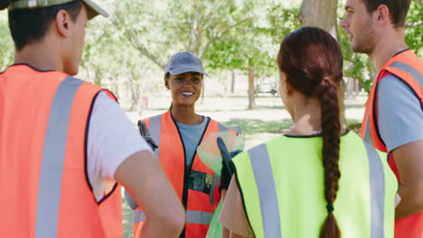 grupo de diversos trabajadores comunitarios sonrientes que se unen