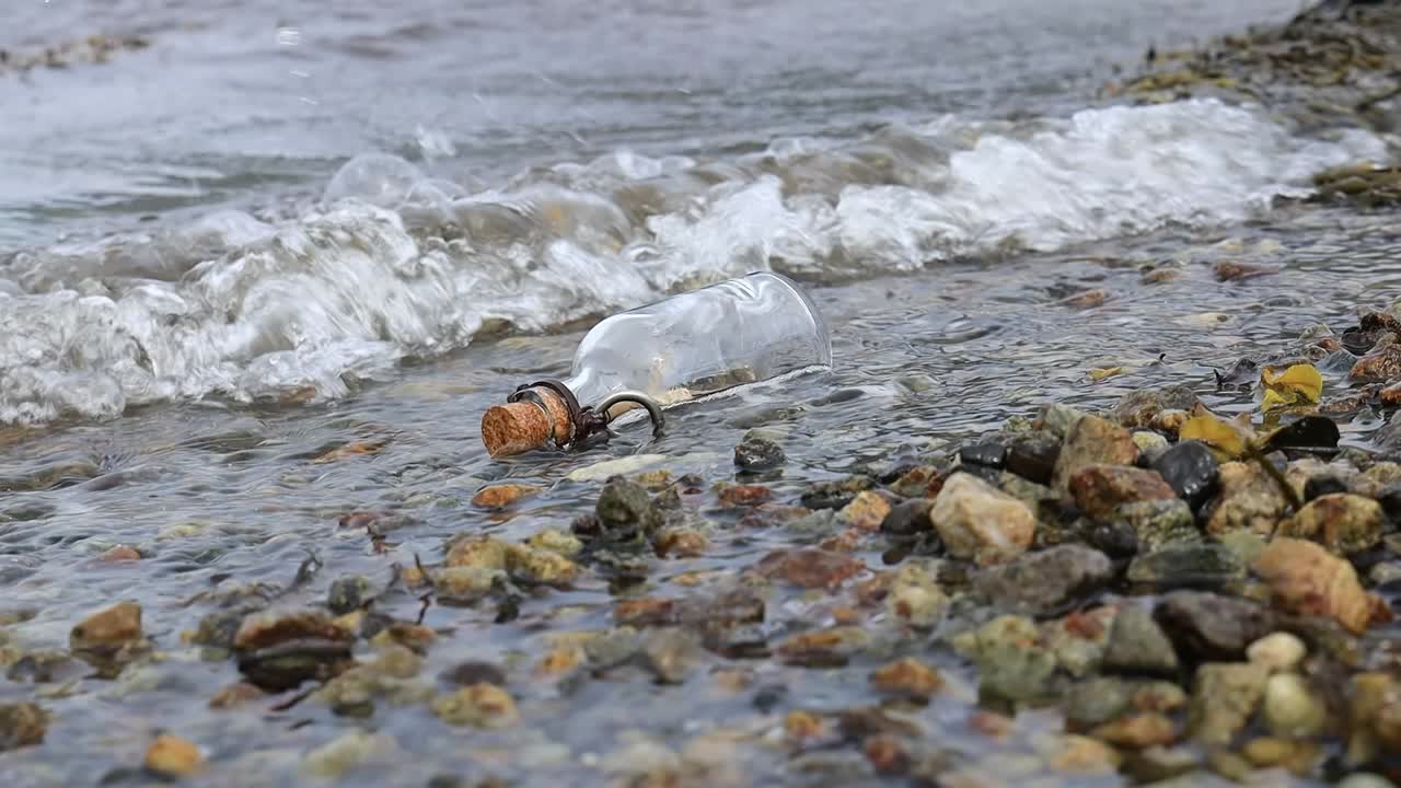mensaje en la botella contra la puesta del sol
