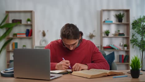 estudiante que estudia en el hogar