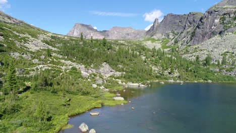 Paisaje-De-Montaña-Reflejándose-En-El-Lago