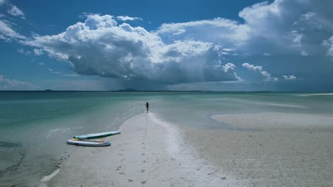 Mädchen-Läuft-Am-Weißen-Sandstrand-Mit-Kristall