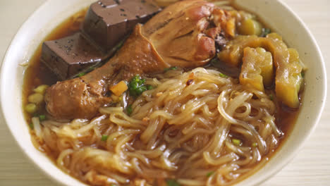 Fideos-De-Pollo-Guisados-En-Tazón-De-Sopa-Marrón---Estilo-De-Comida-Asiática