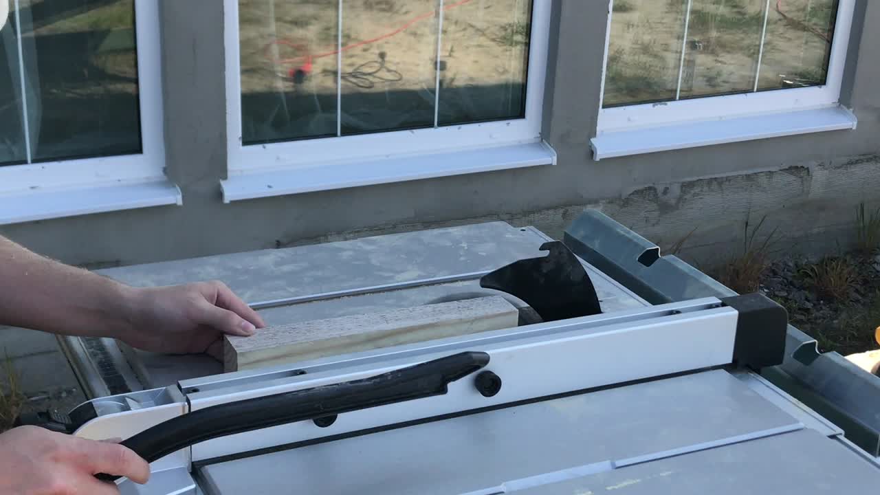 hombre trabajando con madera de pino en la tabla circular de aserradura