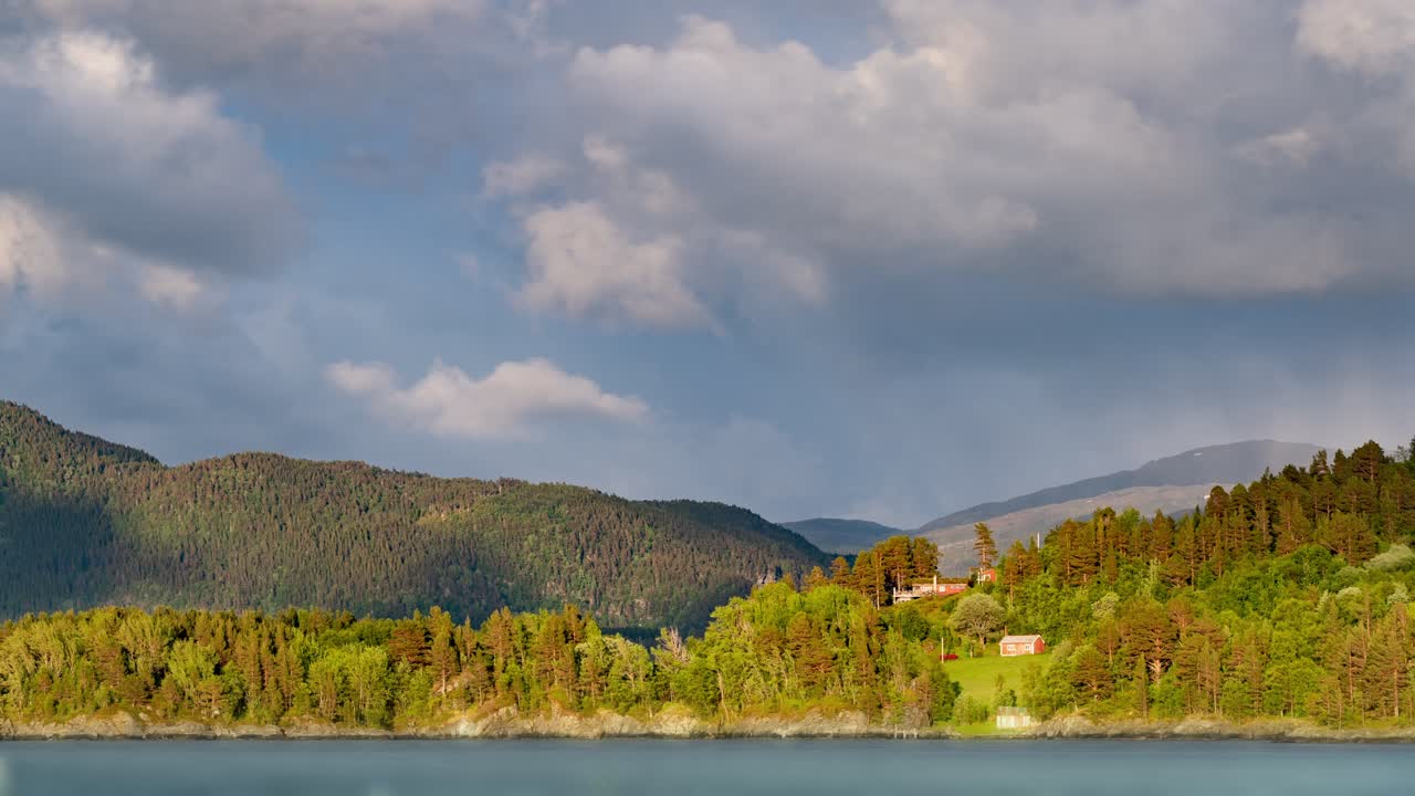 cielo nublado sobre el fiordo y un pequeño faro
