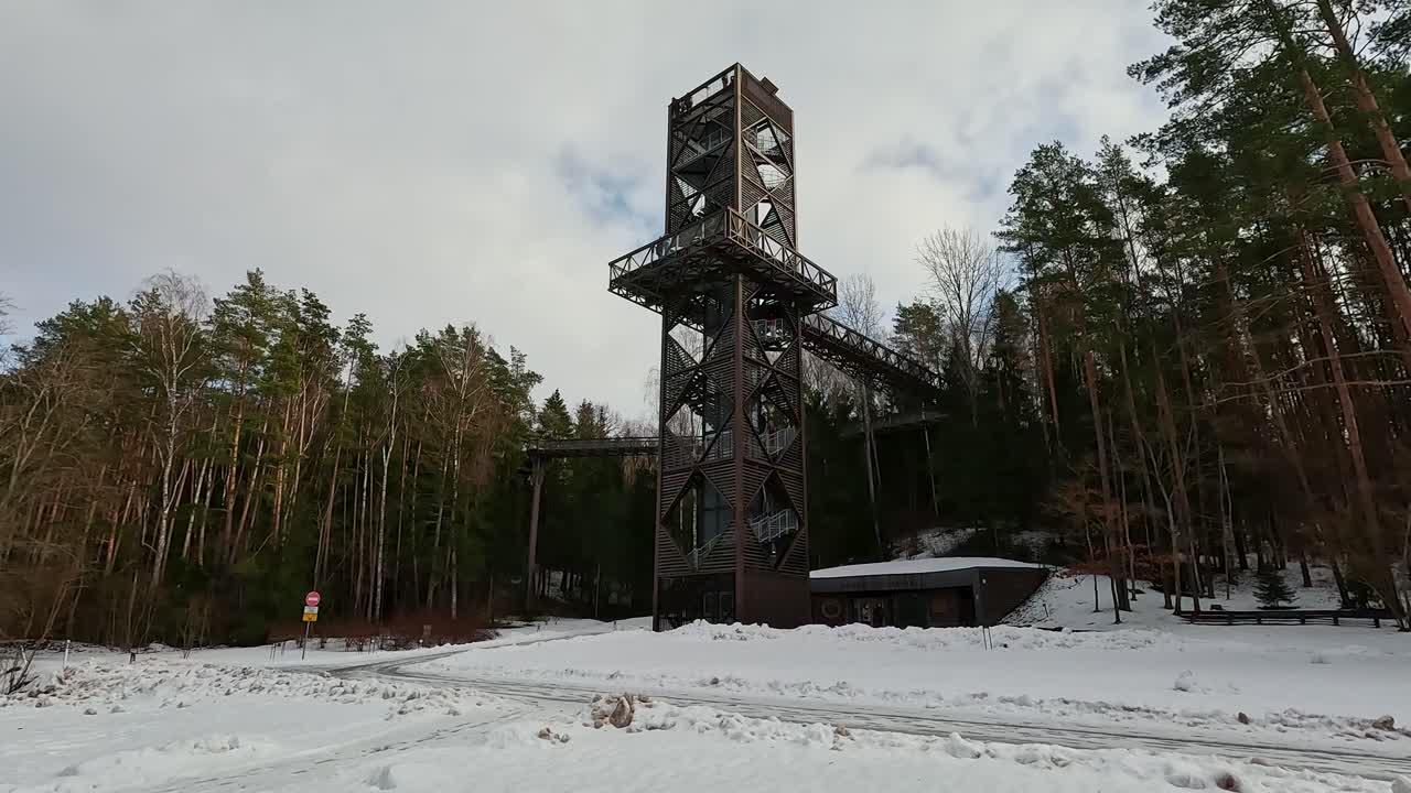 anyksciai laju takas의 전망, 산책로, 정보 센터, 전망대가 있는 나무 꼭대기 산책로, anyksciai, 리투아니아 스벤토지 강 근처에 위치