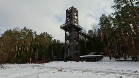 vista de anyksciai laju takas, complejo de senderos para caminar en la copa de los árboles con una pasarela, un centro de información y una torre de observación, ubicado en anyksciai, lituania cerca del río sventoji