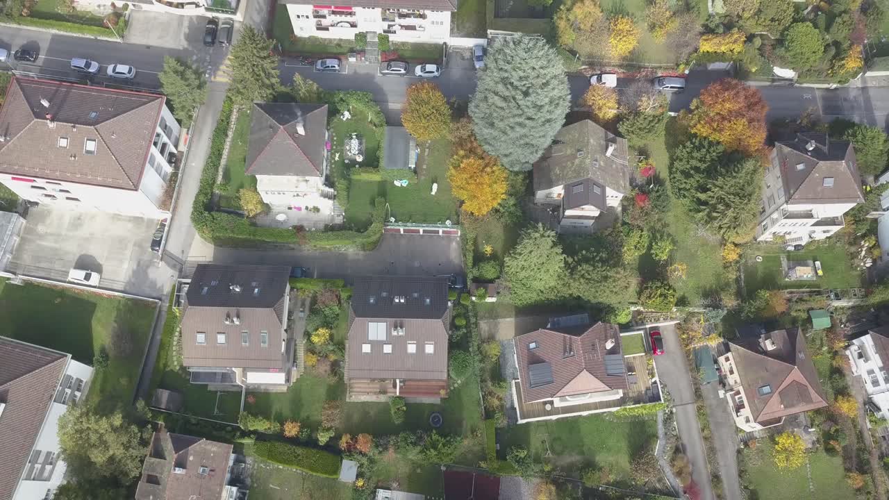 ciudad de lausana vista desde arriba, casas, edificios, jardines y árboles, entorno urbano con vista aérea de drones naturales