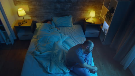 vista superior de un joven que sufre de insomnio