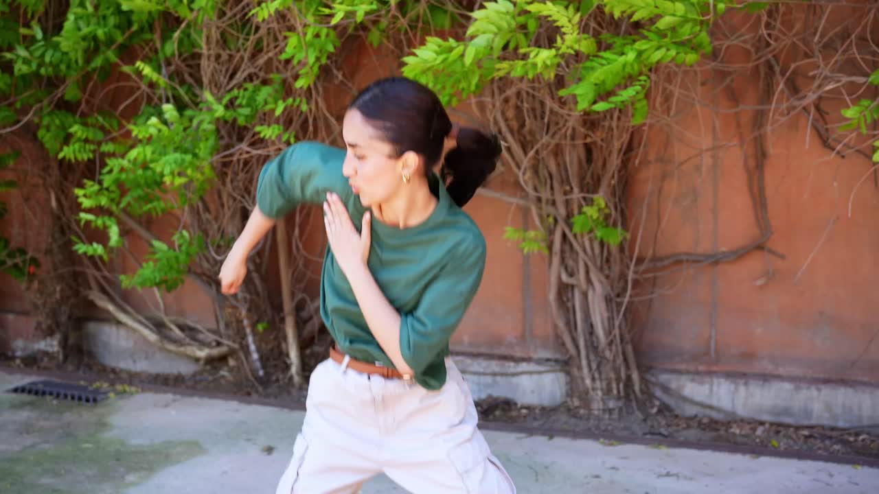 mujer bailando al aire libre