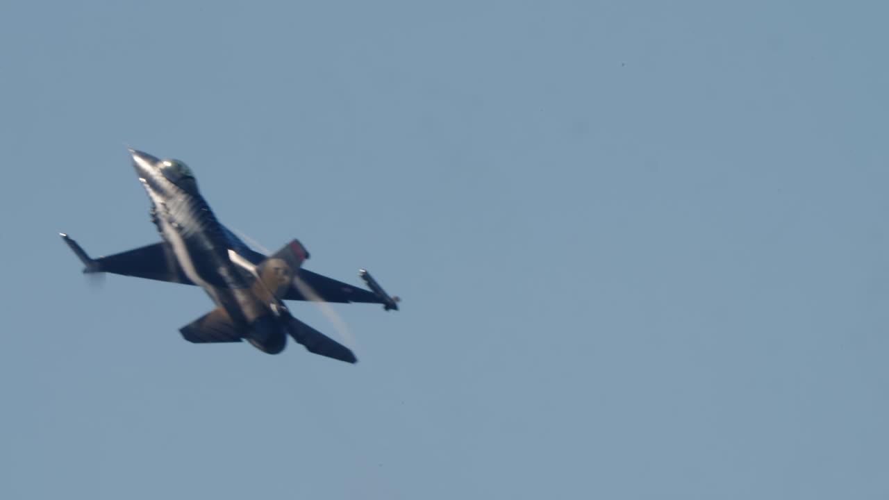 Türkische Luftwaffe F-16 Kampfjet bei Flugmanövern.