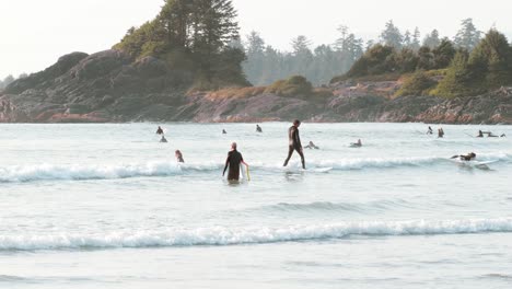 Surfunterricht-In-Tofino,-Britisch-Kolumbien