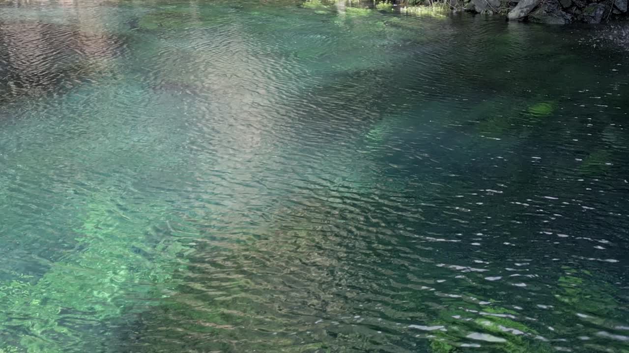 Mauritius – Moka – Cascade Eau Bleu – turkuaz göletin üzerinde yavaş ve alçak uçuş