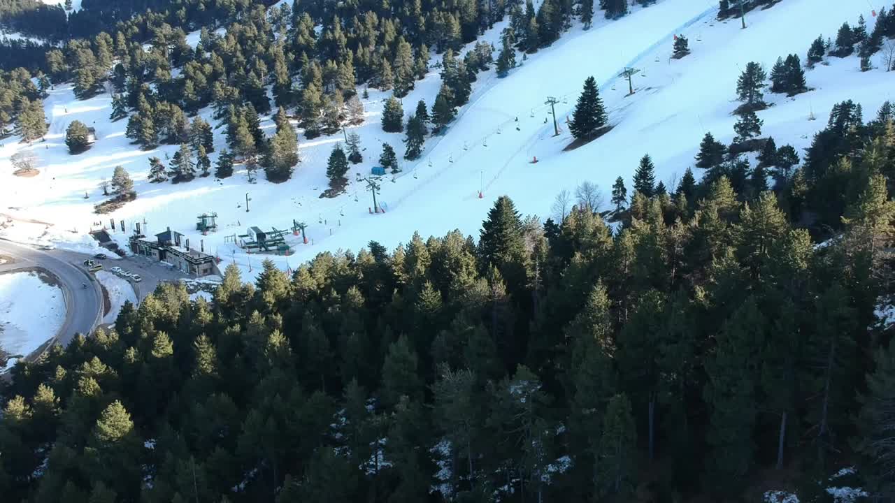 vistas aéreas de una estación de esquí vacía en cataluña en tiempos de covid