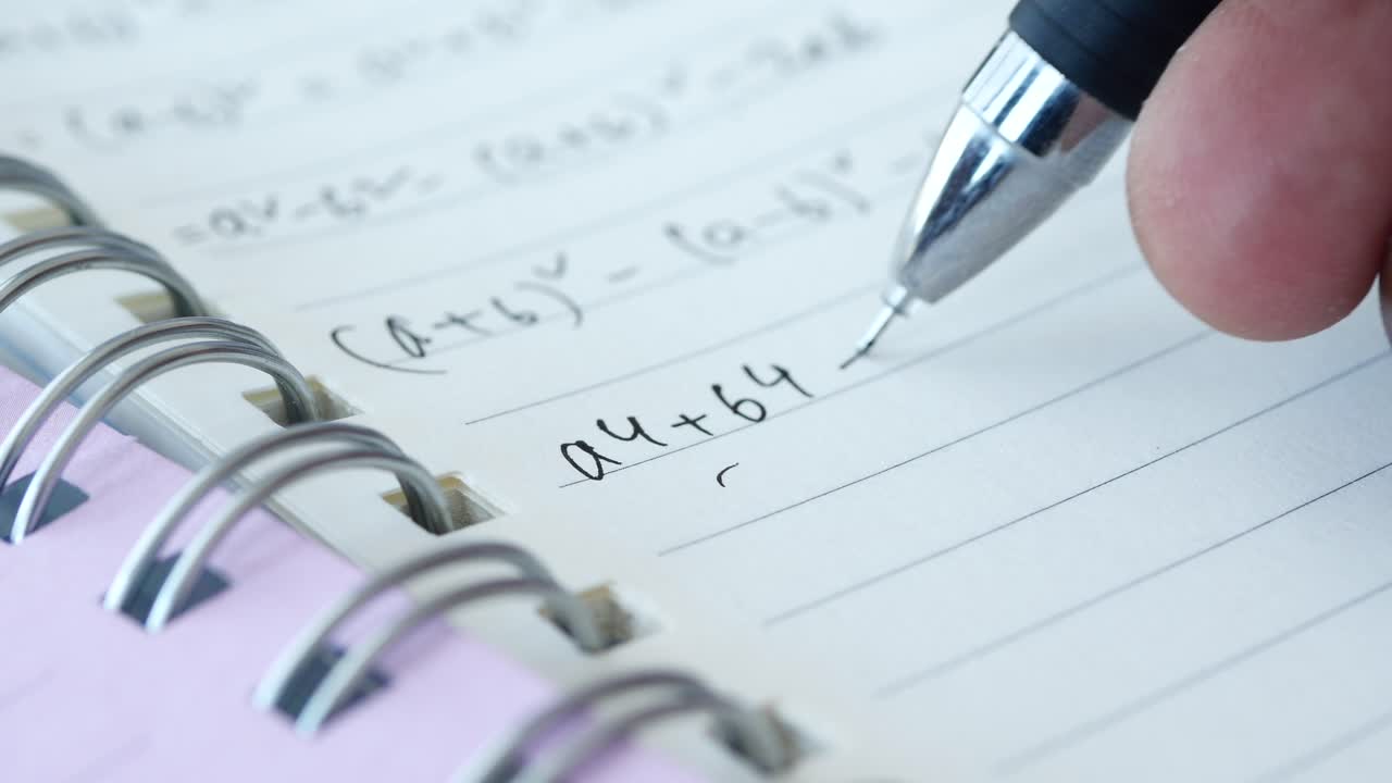 수학 방정식이 적힌 노트북의 클로즈업입니다.