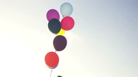 Bunte-Luftballons-Schweben-In-Der-Luft