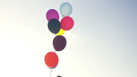 globos de colores flotando en el aire