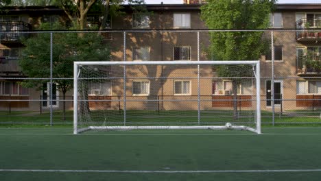 Statische-Aufnahme-Eines-Zentrierten-Fußballtors-Mit-Einem-Ball,-Der-Das-Netz-Trifft