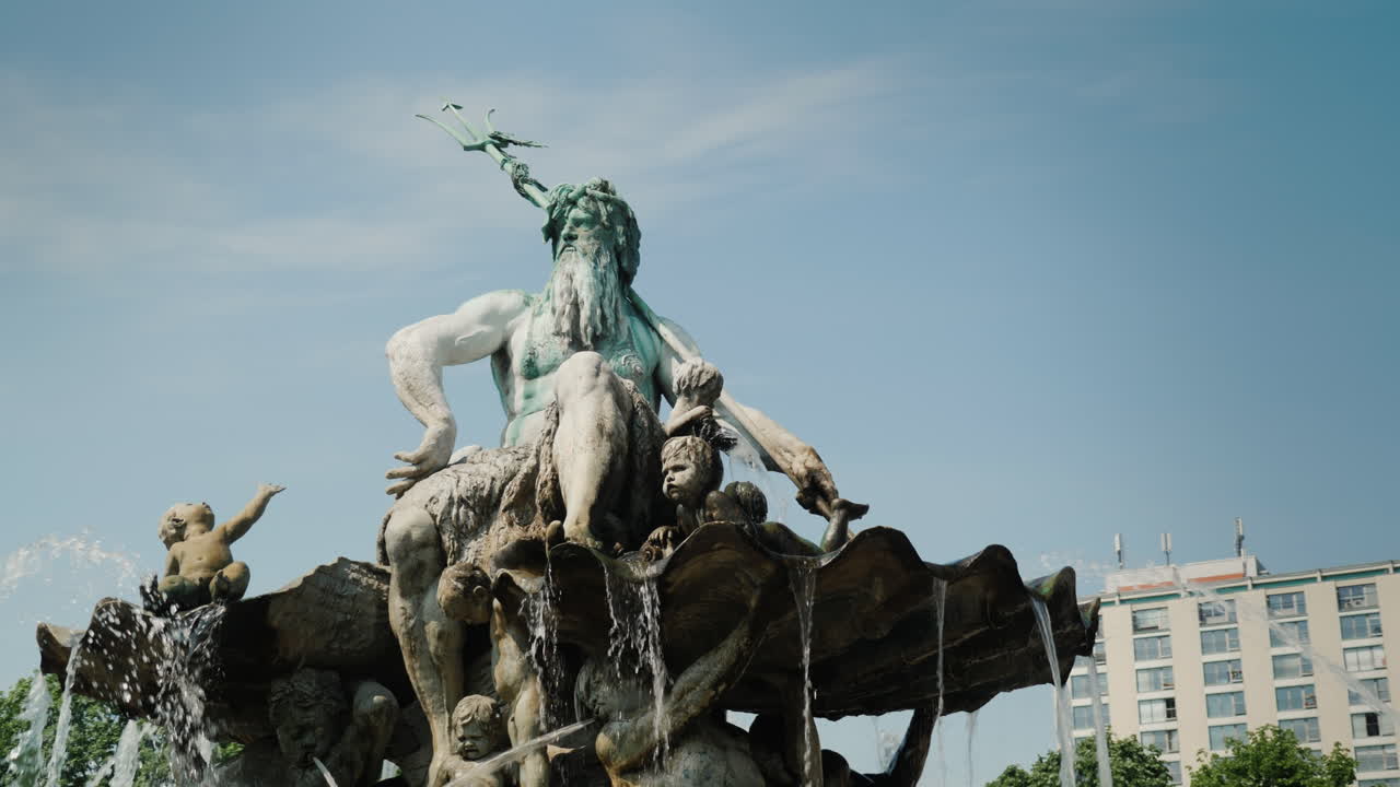 la fuente de neptuno en el centro de berlín toma de steadicam