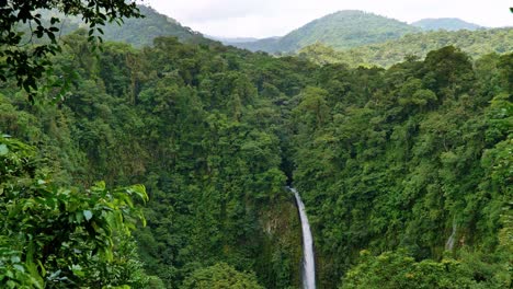 Una-Impresionante-Cascada-Tomada-Del-Parque-Nacional-Juan-Castro-En-Costa-Rica-Cae-En-Cascada-En-Un-Valle-Abajo