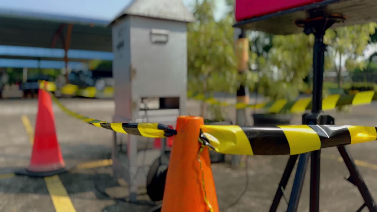 경고 테이프가 장비 주변에 설치되어 있어 아무도 도달할 수 없습니다.