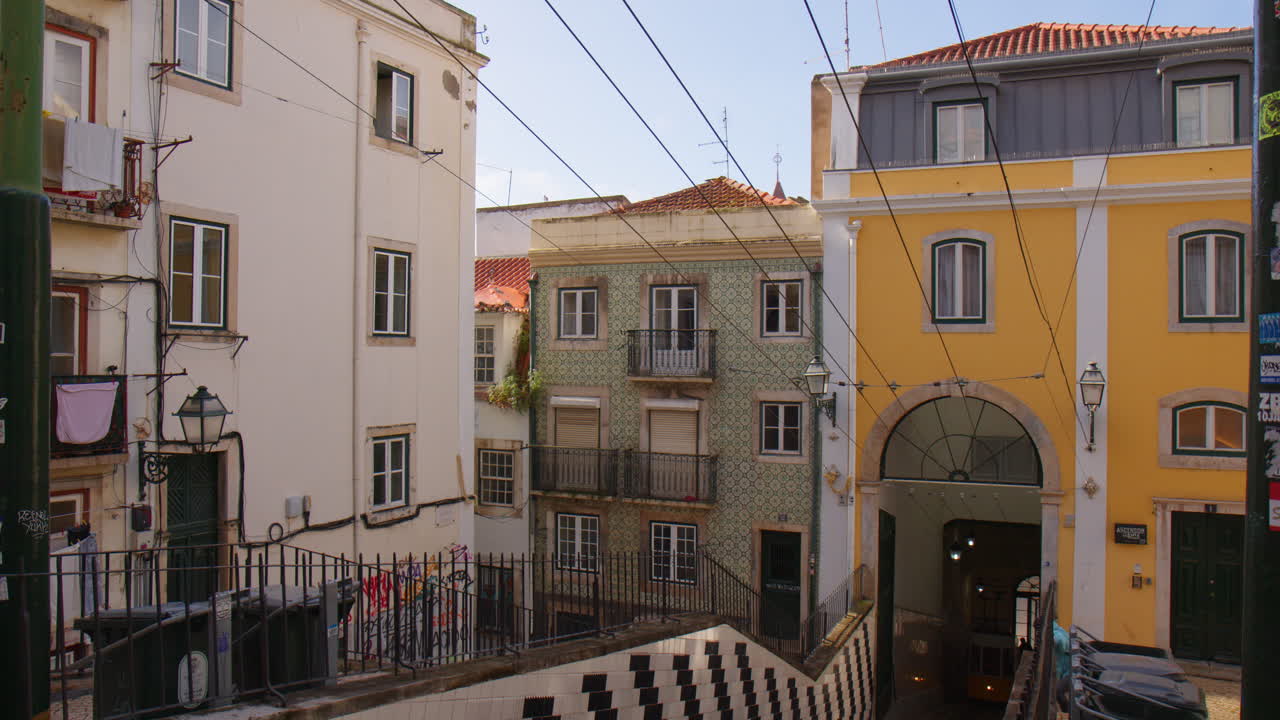 Incantevoli case moderne e tradizionali nel Bairro Alto, Lisbona, Portogallo. Ripresa panoramica.