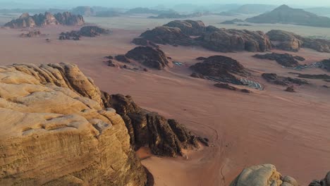 Paisaje-Del-Desierto-De-Wadi-Rum-En-Jordania---Disparo-Aéreo-De-Drones