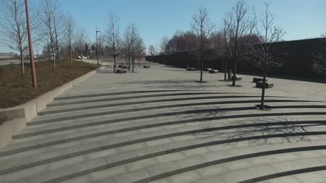 Una-Plaza-Con-Grandes-Escaleras-En-Medio-De-Una-Ciudad-Durante-El-Otoño-En-Polonia