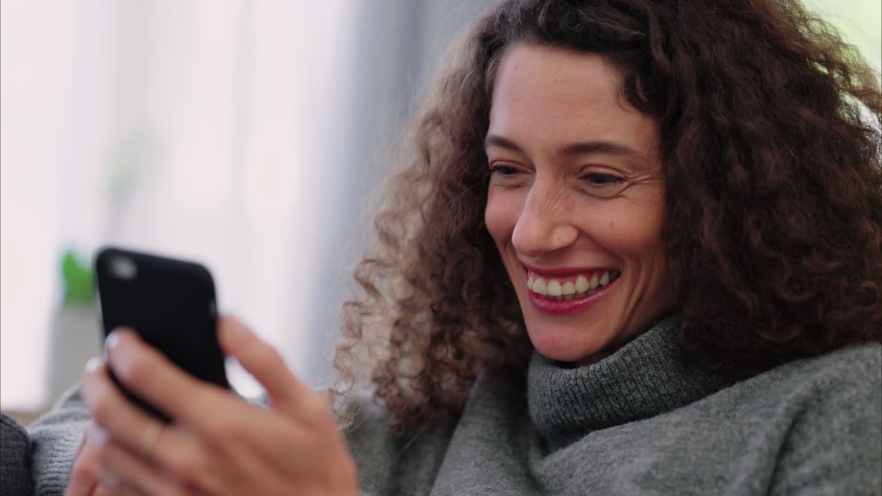 feliz, relajado y mujer enviando mensajes de texto en un teléfono