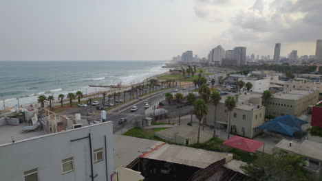 Suave-Vista-Aérea-Del-Amanecer-De-Las-Playas-De-Tel-Aviv-Desde-El-Otro-Lado-De-La-Carretera-1