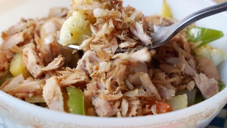 ensalada de atún con verduras mezcladas