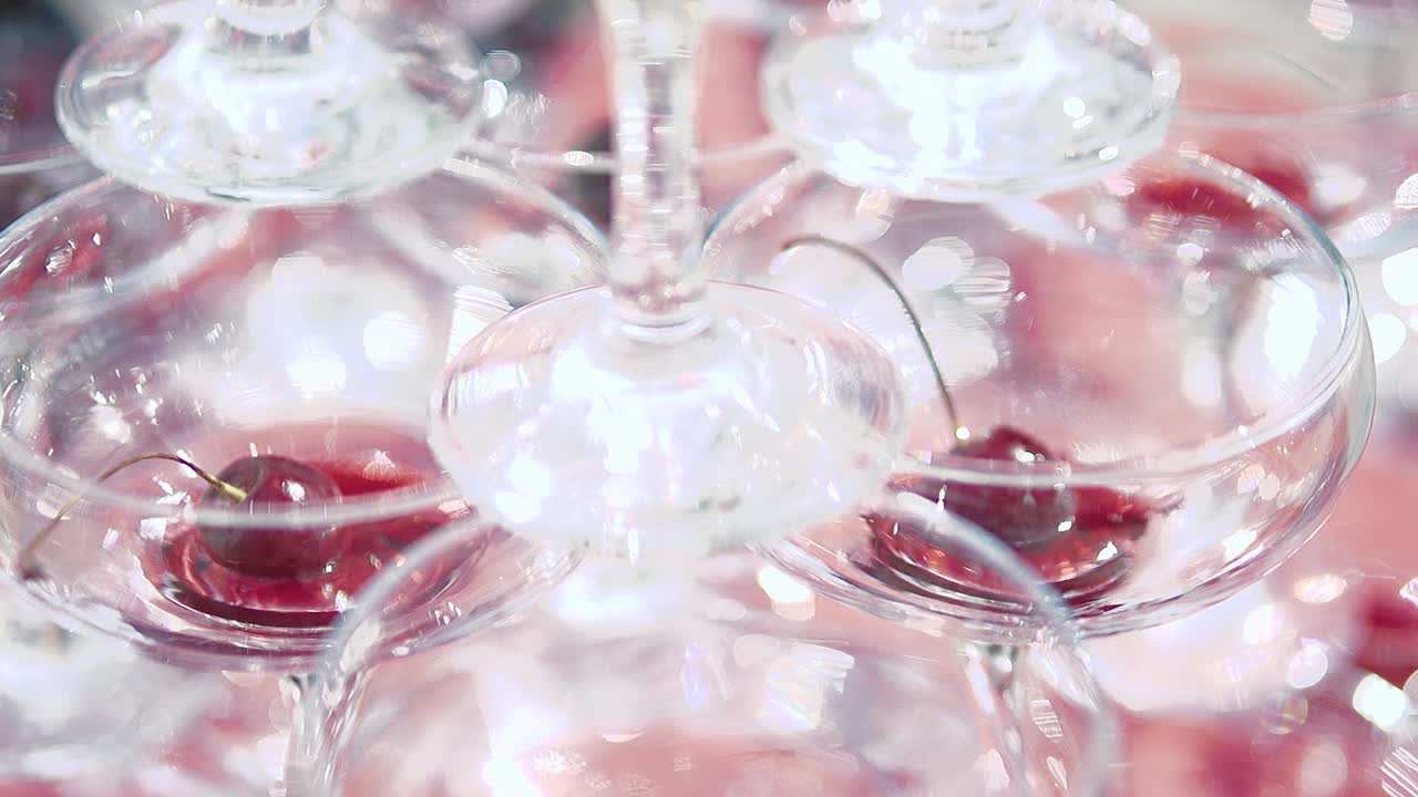 각 유리 안에는 체리 한 개가 있습니다.