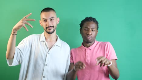 dos hombres posan graciosamente.