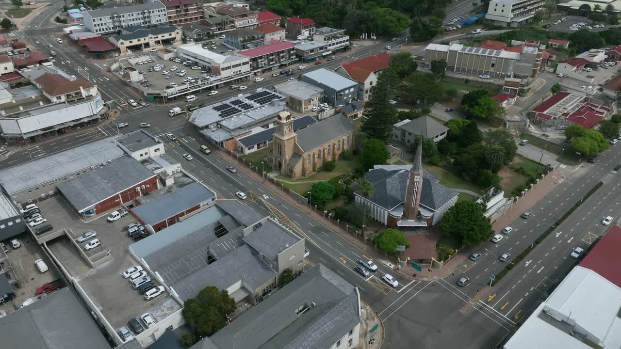 Vista drone del centro di Mossel Bay con la Chiesa Riformata Olandese (N.G.Moedergemeente Mosselbaai), Sudafrica