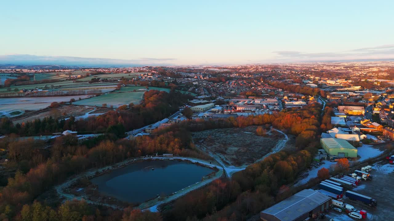el amanecer en una mañana de invierno muy fría en yorkshire, reino unido