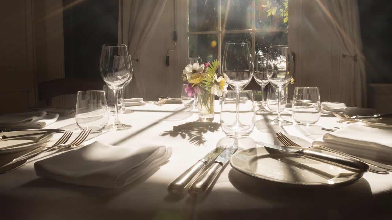 animación de la mesa sobre la ventana en el comedor