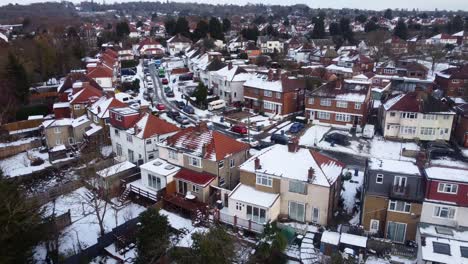 Gründung-Einer-Drohnenaufnahme-Einer-Vorstadt-In-England-Mit-Schnee-Im-Winter