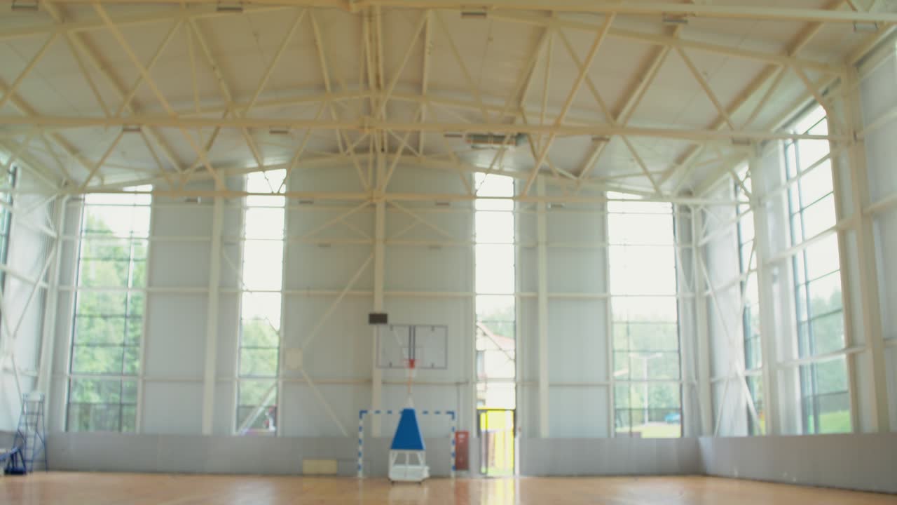 Joueur de basketball dans une salle de sport