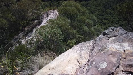 Panorámica-Lenta-Del-Suelo-Al-Cielo